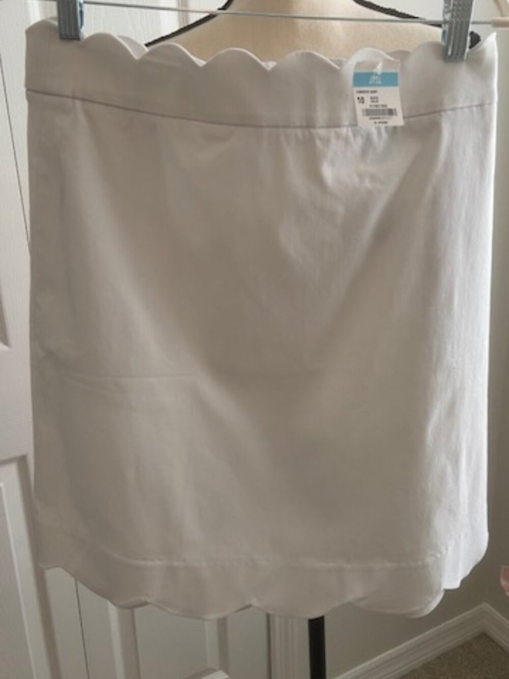 J McLaughlin Cute White Skirt scalloped at waist and hem -pockets -Size 10 -NWT